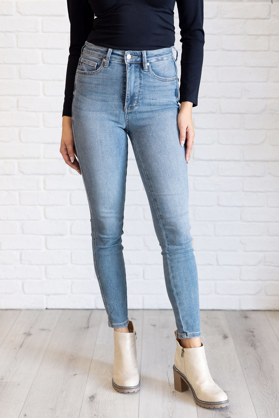 Judy Blue Tummy Control Contrast Wash Skinny Jeans