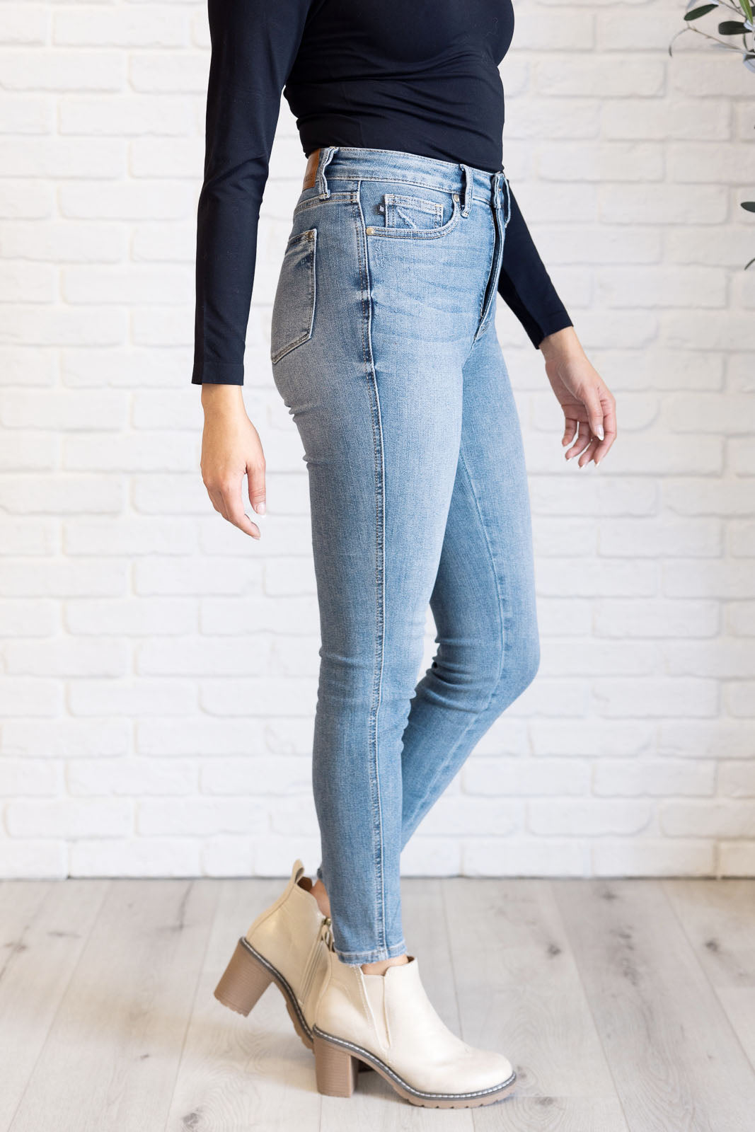 Judy Blue Tummy Control Contrast Wash Skinny Jeans